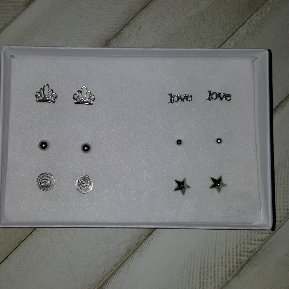 Costume Earrings  6 Pairs Juniors